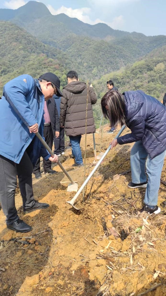 碳惠山?！ば雍糜心恪疤蓟蒎\旗”醫(yī)患共植“滬明杏林”活動
